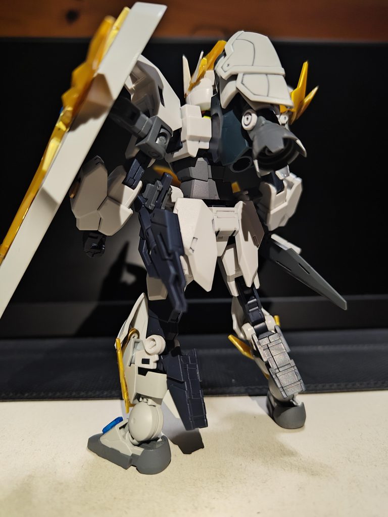 大盾は二の腕からジョイントにて接続・保持