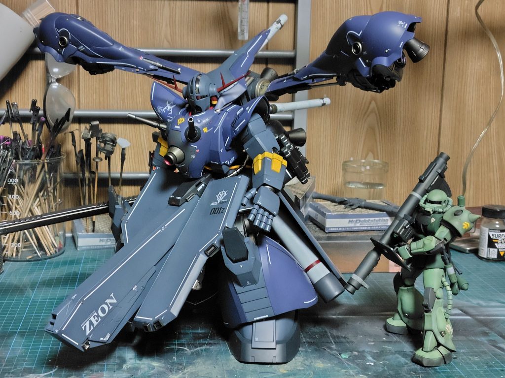 プレーンなRX-78-02と並べたかったですが作る気力の問題で同スケールのザクさんとサイズ比較