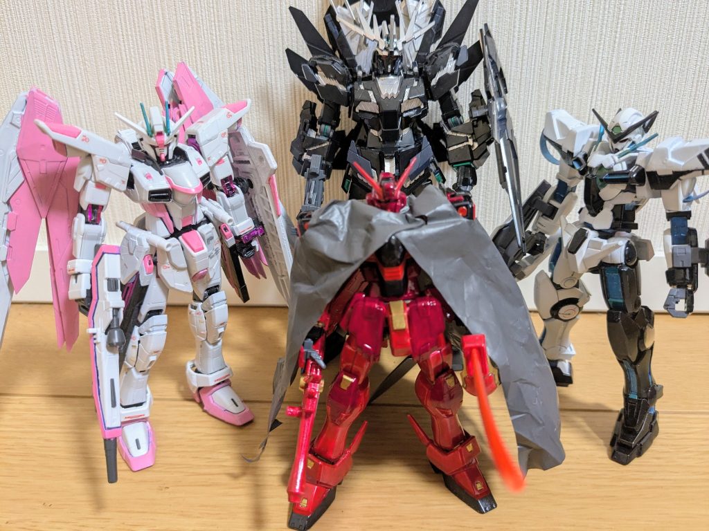これまで作成した３機と並べて１枚。色がハッキリしていて目を引く船長クロボン、さすがです！てか小型モビルスーツってのは分かっていたんですが、クロボンてこんな小さくて可愛いんだな〜と実感させられましたね。