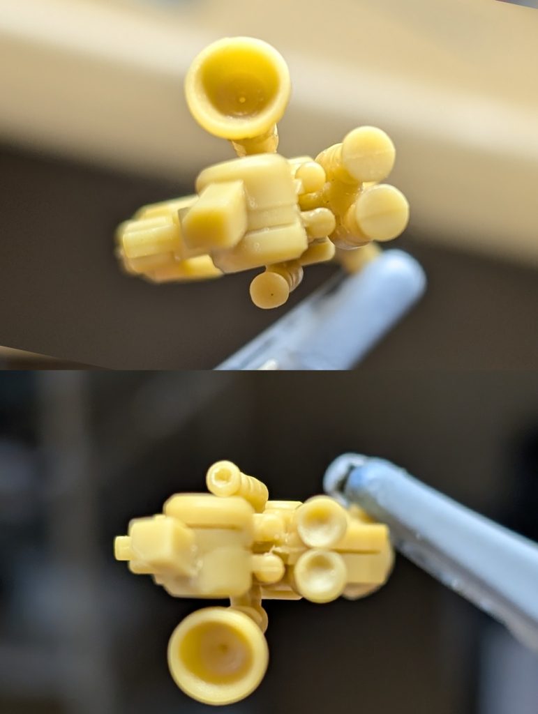 バーニア部ちょっと掘りました。使用塗料ガンダムカラー　サザビーレッド水性ホビーカラー　あずき色、黒鉄色、焼鉄色、オレンジイエロー、メタリックグリーンタミヤカラー　クロームシルバーつや消しトップコートプレミアム