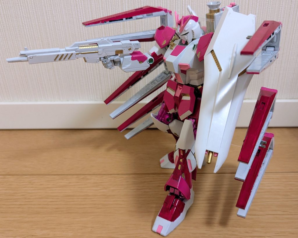 ブンドドっぽく１枚。背中に透明プラ板を噛ませて、そこにフィン・ファンネルのバーニア部分の隙間を挟み込み、簡易スタンド的な感じにしています。浮いてるように見える作りになってかなり満足！で、この姿にして気付いた。フィン・ファンネルのオールレンジ攻撃のこの姿…配信や切り抜きで有名な「みこちゃん砲、発射！！」ですよね！？さくらみこコラボをνガンダムにしたのは、すいちゃんがサザビーってだけでなく、この姿を再現させたかったんじゃないか！？と思ってしまった今日この頃。この機体で来られたらもう、パブロさん、今度は「ダッ…バ〜〜〜〜！！」されますわ（笑）