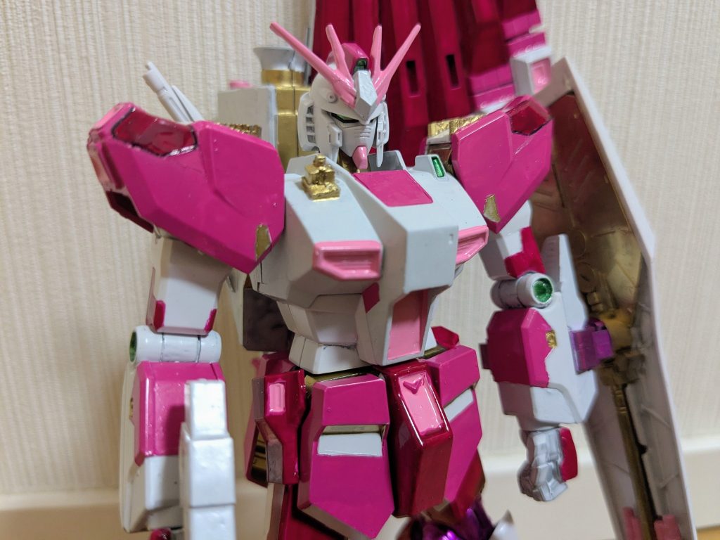 バストアップで１枚。&nbsp;色レシピは次の通り。白:ガンダムホワイト（本体色）薄いピンク:ピンク（アンテナ、アポジモーター、ダクト、パネル等）濃いピンク:ルブリスピンク（肩、スカート、スネ周り、パネル等）赤っぽいピンク:ルブリスピンクの上から色ノ源マゼンタ（脚周り、サイドスカート、パネル等）金属っぽいピンク:メタリックピンク（マーカー塗装。脚周り関節）緑:メタリックイエローグリーン（マーカー塗装。カメラ関係）ゴールド:ガンダムゴールド（マーカー塗装。ポイント色々）&nbsp;と、いうわけで、色々やりました…。疲れた〜！