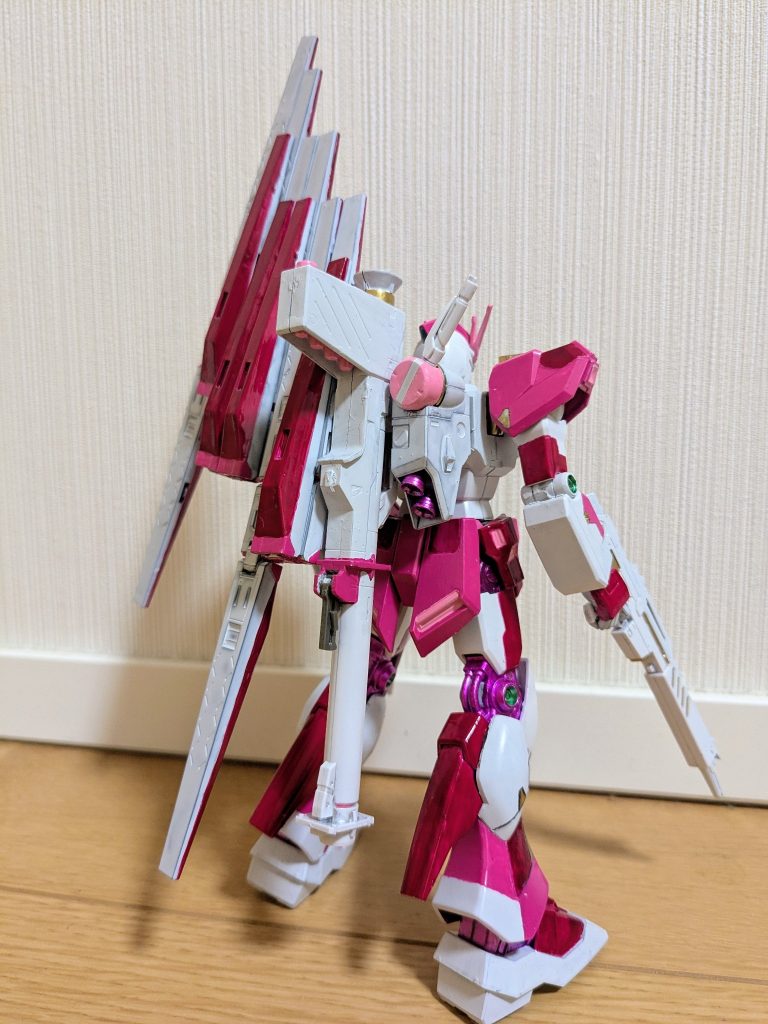 バックショットで１枚。後ろもしっかり色分けしとります。…てかまずね、HGでやり始めたのがそもそも苦労の始まりでしたね。だって公式のCGイラスト、RG準拠なんですもん。ただ持ってないし、前に作ったνガンダムの塗装も剥げはじめてるし、こいつを改修しようかと思ったのが最初。で、画像見るとHGにはないパネルラインが多い多い…。まずそれっぽくスジボリ等やって一応の形を作ってそこから塗装。久々こんな色々やりましたね（笑）