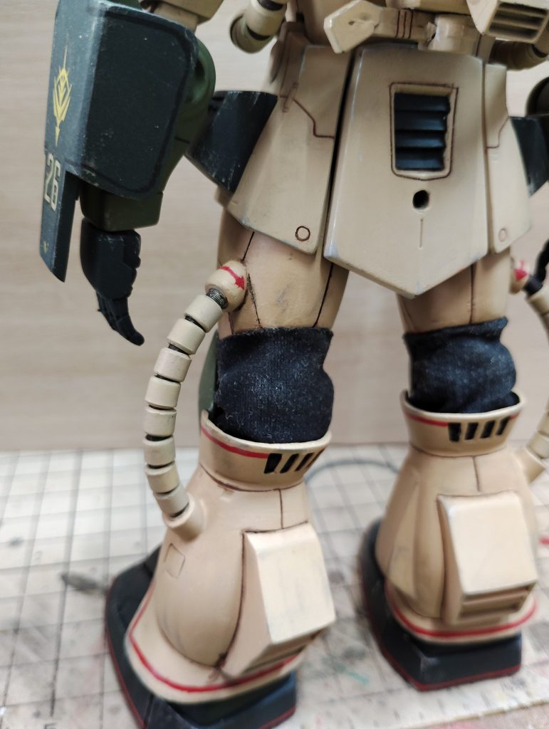膝カバー元々ラジコンの防水風船ゴムで作っていたが早々と劣化してしまッた。今回はジャージ用補修布にて制作。耐久性はどうかな？
