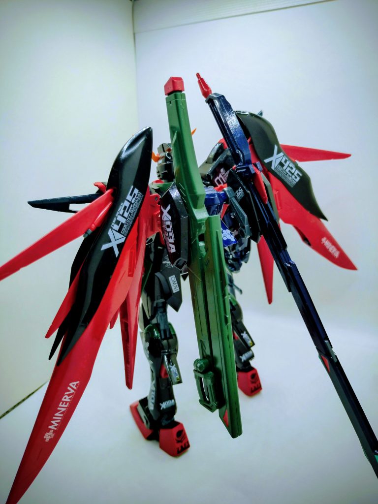 股関節がゆるゆる？で、なかなか自立しないので、バックのソード装備を開いて、後ろの支えにしました。