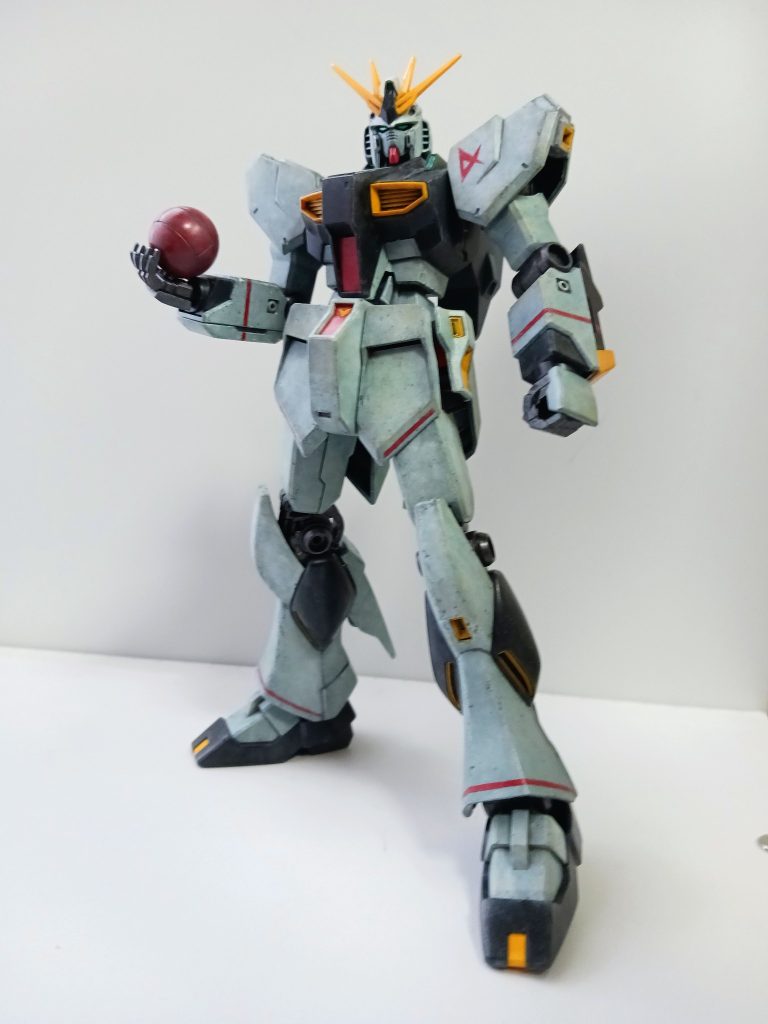 νガンダムは、大好きなMSの1つ。以前作った成型色仕上げのものを、筆塗りでリペイントしました。せっかくなので、ラインマーキングを入れ、アムロマークは手書き。機体はライトブルーで塗り、自作したサザビー脱出ポッドを持たせてみました。
