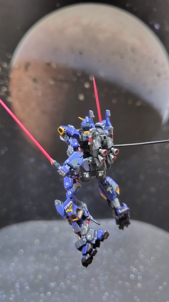 最近知ったのですが、ランナーを熱してビームサーベルを作る方法があるそうですね(gundam-kao10)その知識がなかったので、縫い針を接着しました。持ち手部分はバックパックに付いてたものです。