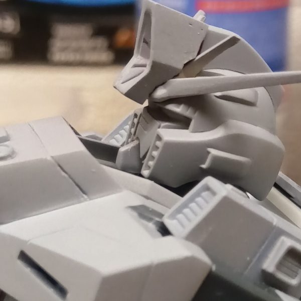 着々と作業も進み、サフ吹きまで進むパーツもチラホラ(私は一気にサフ吹き、本塗装するタイプではなく、表面処理の終わったものからちょこちょこ塗っていくタイプです)頭頂部のハイメガキャノンのトコにキズがあるからもう一度表面処理しなきゃないなーと考えていたとこなのですが………頭頂部のハイメガキャノンってエネルギー供給とかどーなってんのかなって思ったりしません?多分胴体部でエネルギーを生成(?)するのでしょうけど、そのエネルギーを首の部分を通って頭頂部のトサカまで行くってどうなってるのかなって考えちゃいますよね(笑)でも映像としては頭頂部からビームが出るのはカッコいいんですよね👍️さて、そろそろ何色に塗るのか検討中でございます陸戦型なので戦車っぽいカラーリングにしたいですが、戦車は詳しくないのでネット検索して勉強しなければ🤔ハイメガキャノンはプラ板で幅増しして大型化して取り付け部で下に下がるように加工してありますまた目つきが悪くなるようにフェイスとヘルメットの接合部で削ってヘルメットが下に下がったように加工してあります(4枚目)