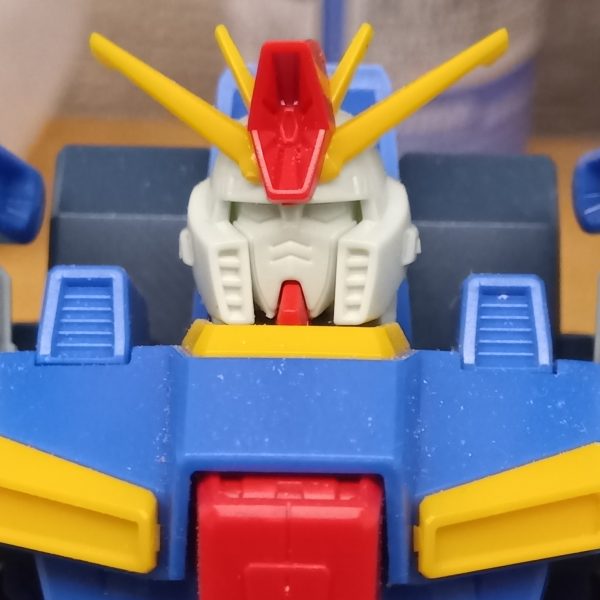 着々と作業も進み、サフ吹きまで進むパーツもチラホラ(私は一気にサフ吹き、本塗装するタイプではなく、表面処理の終わったものからちょこちょこ塗っていくタイプです)頭頂部のハイメガキャノンのトコにキズがあるからもう一度表面処理しなきゃないなーと考えていたとこなのですが………頭頂部のハイメガキャノンってエネルギー供給とかどーなってんのかなって思ったりしません?多分胴体部でエネルギーを生成(?)するのでしょうけど、そのエネルギーを首の部分を通って頭頂部のトサカまで行くってどうなってるのかなって考えちゃいますよね(笑)でも映像としては頭頂部からビームが出るのはカッコいいんですよね👍️さて、そろそろ何色に塗るのか検討中でございます陸戦型なので戦車っぽいカラーリングにしたいですが、戦車は詳しくないのでネット検索して勉強しなければ🤔ハイメガキャノンはプラ板で幅増しして大型化して取り付け部で下に下がるように加工してありますまた目つきが悪くなるようにフェイスとヘルメットの接合部で削ってヘルメットが下に下がったように加工してあります(3枚目)