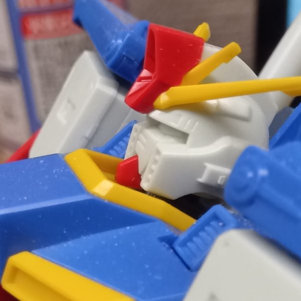 着々と作業も進み、サフ吹きまで進むパーツもチラホラ(私は一気にサフ吹き、本塗装するタイプではなく、表面処理の終わったものからちょこちょこ塗っていくタイプです)頭頂部のハイメガキャノンのトコにキズがあるからもう一度表面処理しなきゃないなーと考えていたとこなのですが………頭頂部のハイメガキャノンってエネルギー供給とかどーなってんのかなって思ったりしません?多分胴体部でエネルギーを生成(?)するのでしょうけど、そのエネルギーを首の部分を通って頭頂部のトサカまで行くってどうなってるのかなって考えちゃいますよね(笑)でも映像としては頭頂部からビームが出るのはカッコいいんですよね👍️さて、そろそろ何色に塗るのか検討中でございます陸戦型なので戦車っぽいカラーリングにしたいですが、戦車は詳しくないのでネット検索して勉強しなければ🤔ハイメガキャノンはプラ板で幅増しして大型化して取り付け部で下に下がるように加工してありますまた目つきが悪くなるようにフェイスとヘルメットの接合部で削ってヘルメットが下に下がったように加工してあります(5枚目)