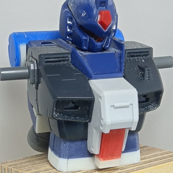 ジムクゥエルを制作してる途中で息抜きとしてダブルゼータを制作し始めたのですが………ダブルゼータのサフの乾燥待ちだったり、塗料を仕入れるための軍資金が入るの待ちなのでジムクゥエルを再開します👍️ちなみにジムクゥエルは自分用に制作してるのですが、ダブルゼータは友人への誕生日プレゼント用に制作していますプレゼントの都合もあってダブルゼータを集中的に制作してました久々のジムクゥエルですが、アゴ引きができるように首まわりを加工してあげました（加工と言っても首を削るだけですがね）バックパックにプロペラントタンクを取り付けて、プラ板やパテを使ってルーバー状のモノを作ってみましたまた頭部のクリアパーツを後ハメできるように頭部の分割ラインを変更しました（2枚目）