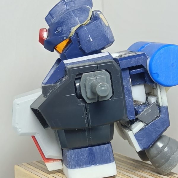 ジムクゥエルを制作してる途中で息抜きとしてダブルゼータを制作し始めたのですが………ダブルゼータのサフの乾燥待ちだったり、塗料を仕入れるための軍資金が入るの待ちなのでジムクゥエルを再開します👍️ちなみにジムクゥエルは自分用に制作してるのですが、ダブルゼータは友人への誕生日プレゼント用に制作していますプレゼントの都合もあってダブルゼータを集中的に制作してました久々のジムクゥエルですが、アゴ引きができるように首まわりを加工してあげました（加工と言っても首を削るだけですがね）バックパックにプロペラントタンクを取り付けて、プラ板やパテを使ってルーバー状のモノを作ってみましたまた頭部のクリアパーツを後ハメできるように頭部の分割ラインを変更しました（3枚目）