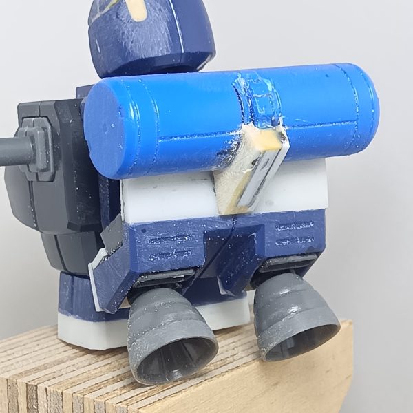 ジムクゥエルを制作してる途中で息抜きとしてダブルゼータを制作し始めたのですが………ダブルゼータのサフの乾燥待ちだったり、塗料を仕入れるための軍資金が入るの待ちなのでジムクゥエルを再開します👍️ちなみにジムクゥエルは自分用に制作してるのですが、ダブルゼータは友人への誕生日プレゼント用に制作していますプレゼントの都合もあってダブルゼータを集中的に制作してました久々のジムクゥエルですが、アゴ引きができるように首まわりを加工してあげました（加工と言っても首を削るだけですがね）バックパックにプロペラントタンクを取り付けて、プラ板やパテを使ってルーバー状のモノを作ってみましたまた頭部のクリアパーツを後ハメできるように頭部の分割ラインを変更しました（6枚目）