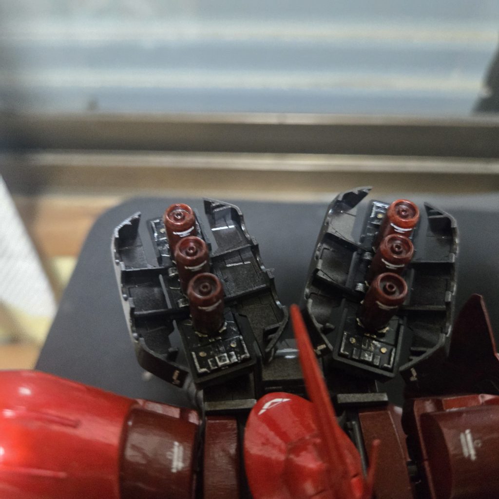 ファンネルコンテナも内部の塗り分けしてます(zaku-kao4)