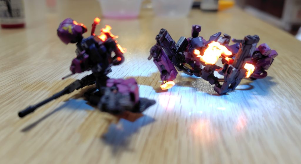 ブラックライトで燃えます(zaku-kao10)ちょっとのっぺりしてたので凹凸をつけてメカメカしさを表現しました。
