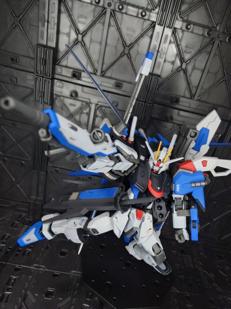 携行武器はルプス、ビームサーベル、アーマーシュナイダー、新装備バーストサーベル。フェイズシフトで装甲は無事でも衝撃全て抜けないわけではない、ということでシード世界の殺さず戦法ならバーストサーベルってかなり有効な気がするんですよね。