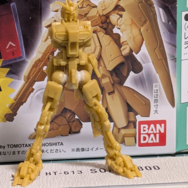 アーティファクトνガンダム作ってます。ネットで素組みの画像が上がってたので気になる部分を調整しながら組んでます。とりあえず股関節の付け根位置をナイフで削り下にずらし、瞬着で根性接着。後足裏を地面と平行させるよーに接地&nbsp;（2枚目）