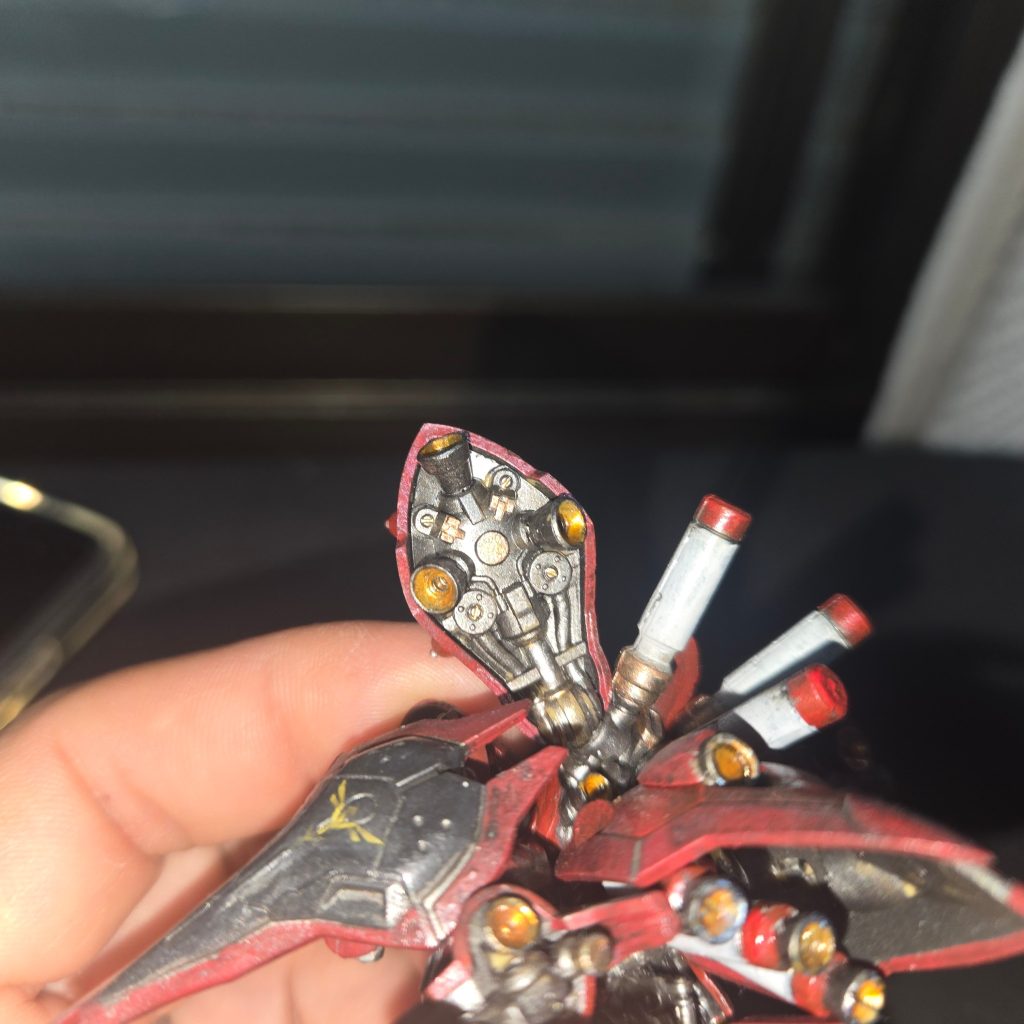 その②始めてアーティファクトでデカールを使用しました。大概の事は塗装とウェザリングで誤魔化してきましたが、ネオ・ジオンのエンブレムは無理😂といことでシールドに程よいサイズのネオ・ジオンのデカール貼りました😀モールドに追従するようにマークセッターの上にデカールを置き水分を抜いた後マークソフターを垂らして再度綿棒で拭き取ったらいい感じに馴染みました😀マークソフター久しぶりに(HGのシン·マツナガ高機動ザク以来)使いましたが良いですね😀