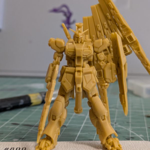 アーティファクトνガンダム作ってます。ネットで素組みの画像が上がってたので気になる部分を調整しながら組んでます。とりあえず股関節の付け根位置をナイフで削り下にずらし、瞬着で根性接着。後足裏を地面と平行させるよーに接地&nbsp;（3枚目）