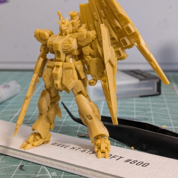 アーティファクトνガンダム作ってます。ネットで素組みの画像が上がってたので気になる部分を調整しながら組んでます。とりあえず股関節の付け根位置をナイフで削り下にずらし、瞬着で根性接着。後足裏を地面と平行させるよーに接地&nbsp;（4枚目）