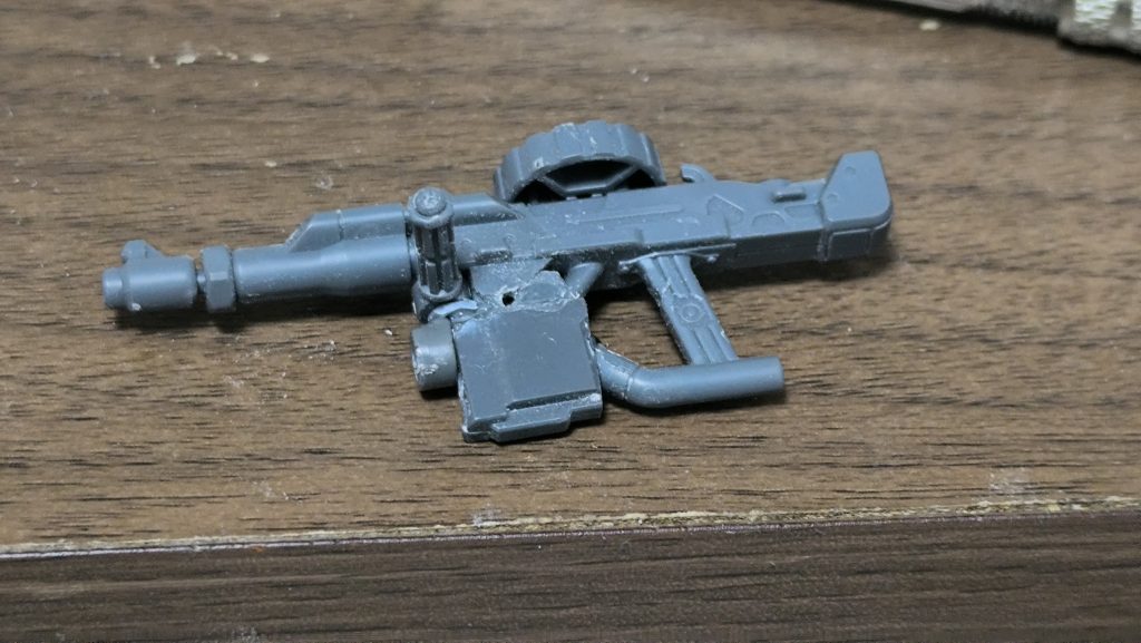 ザクマシンガンは、ジ・オリジン版のザクC型に付属する対艦ライフルを改造したものです。バレルを延長し、下部にグレネードランチャーを備えた狙撃タイプに仕上げました。