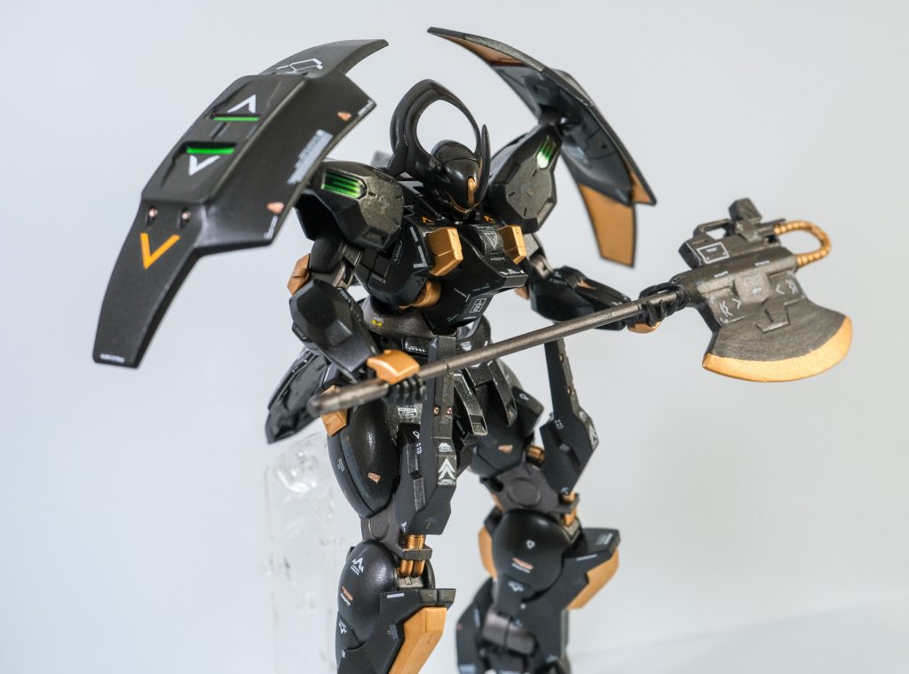 斧を両手持ちした姿。もう少し黒色を減らしても良かったな〜っと思ったり