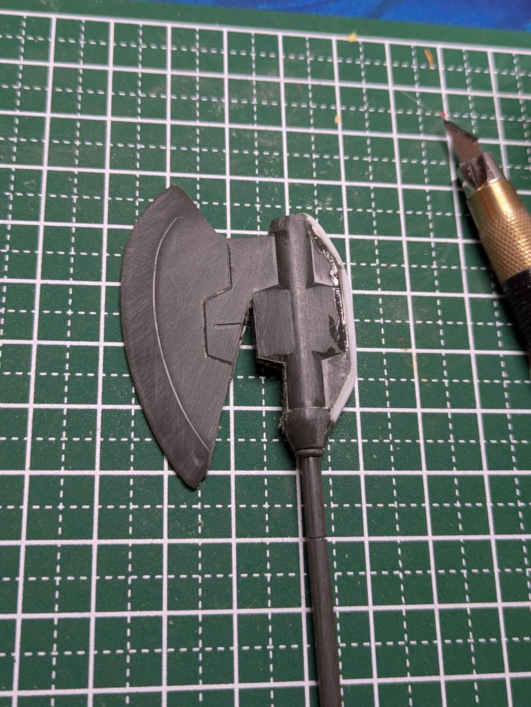 パーツを自作する際はしっかり考えてから行動しないと駄目だと学びました（アホ）バトオペ2のザクⅣ（IP）を参考にしたのですが、全然違う形になってしまい絶望した時の写真。切ったパーツを接着剤でつけて元通りにはなりましたが、切った部分のディティールが消えました😱