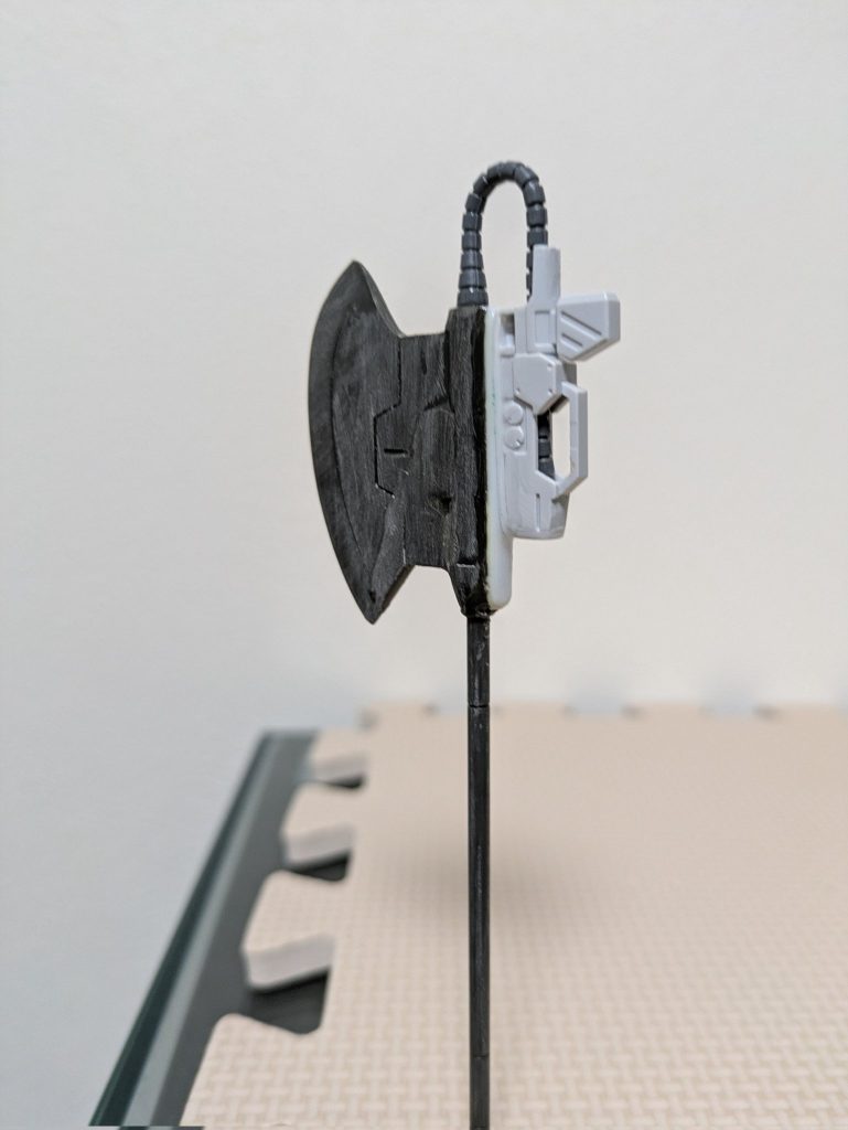 色々といじった後に別のパーツを接着させる案に辿り着き、パーツを探したところ陸戦型ガンダムのビームライフルのパーツ、グフのヒートロッドを発見！HG 1/144 高機動型ザクII オルテガ専用機の斧を参考に、カットして接着したところ結構良い感じに…！　　　　　　　　　　