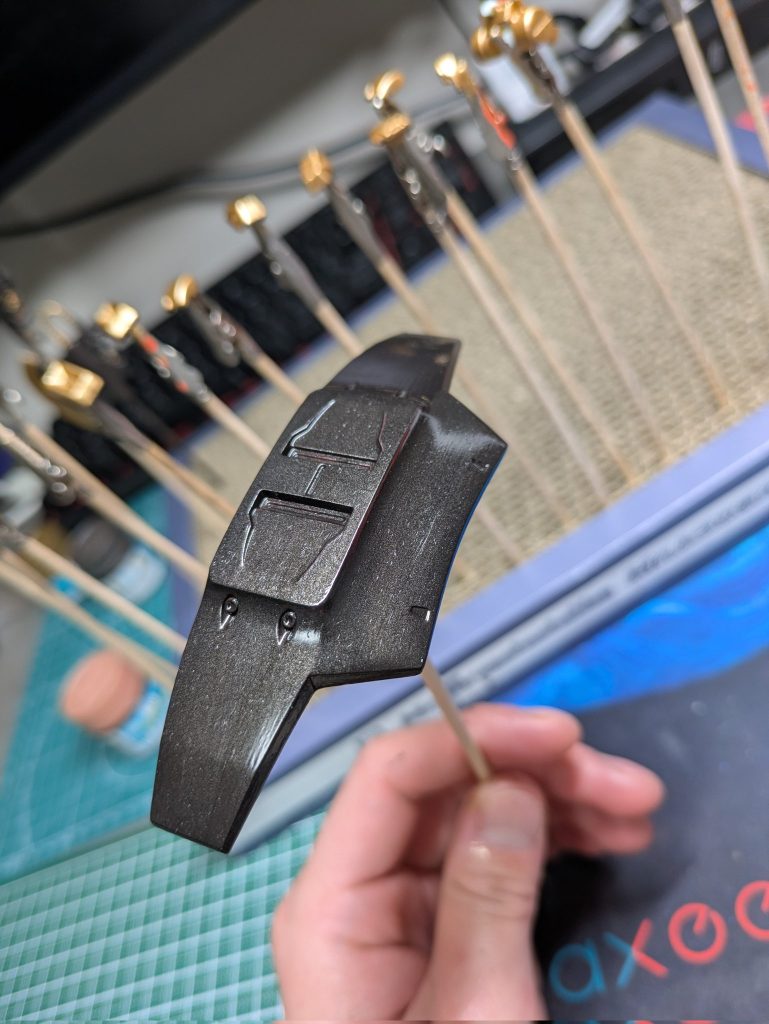 塗っていくと細かいホコリが付くように…。犬の毛やゴミなどの付着が目立つように。少し萎えつつも、今回は気にせずに作業を進めました。つや消し後には目立たくなっており安心😌