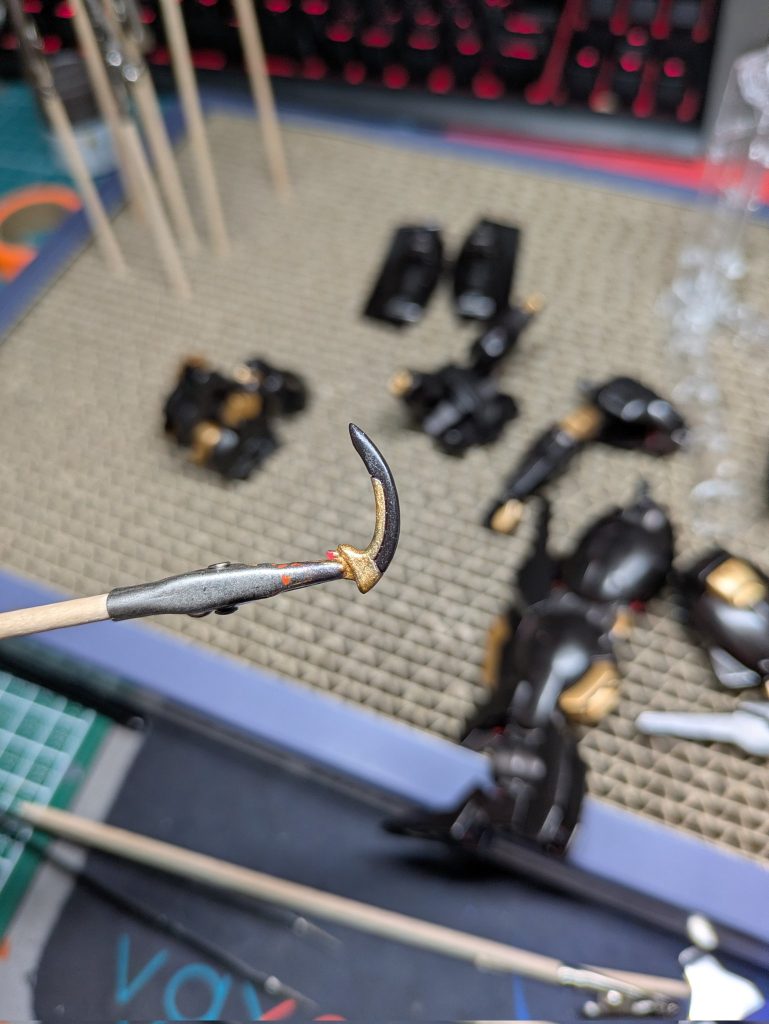 今回はマスキング無しで塗装しましたが、絶対にした方が良いですね。　した方が楽だし綺麗になるので…😅たまたま上手く塗り分けれた角の写真。角が1色だとカブトムシ感が強くなったので2色にすることに。&nbsp;ここまで見ていただきありがとうございました！