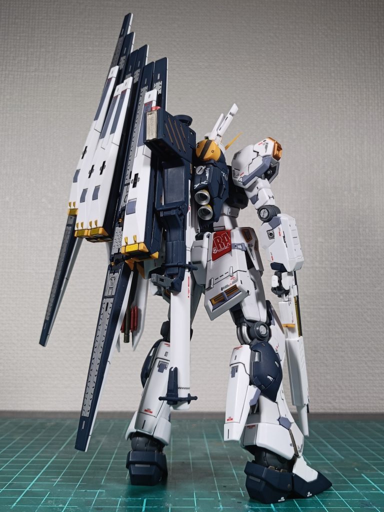 フレームは露出する部分を、装甲のちょっとしたところに部分塗装。使用したのは各種ディスペイマーカー。水転写デカール貼るときにマークセッター使うんですが、マーカー塗ったところに貼ろうとすると塗膜が心配になったりしたので…今後気をつけます。