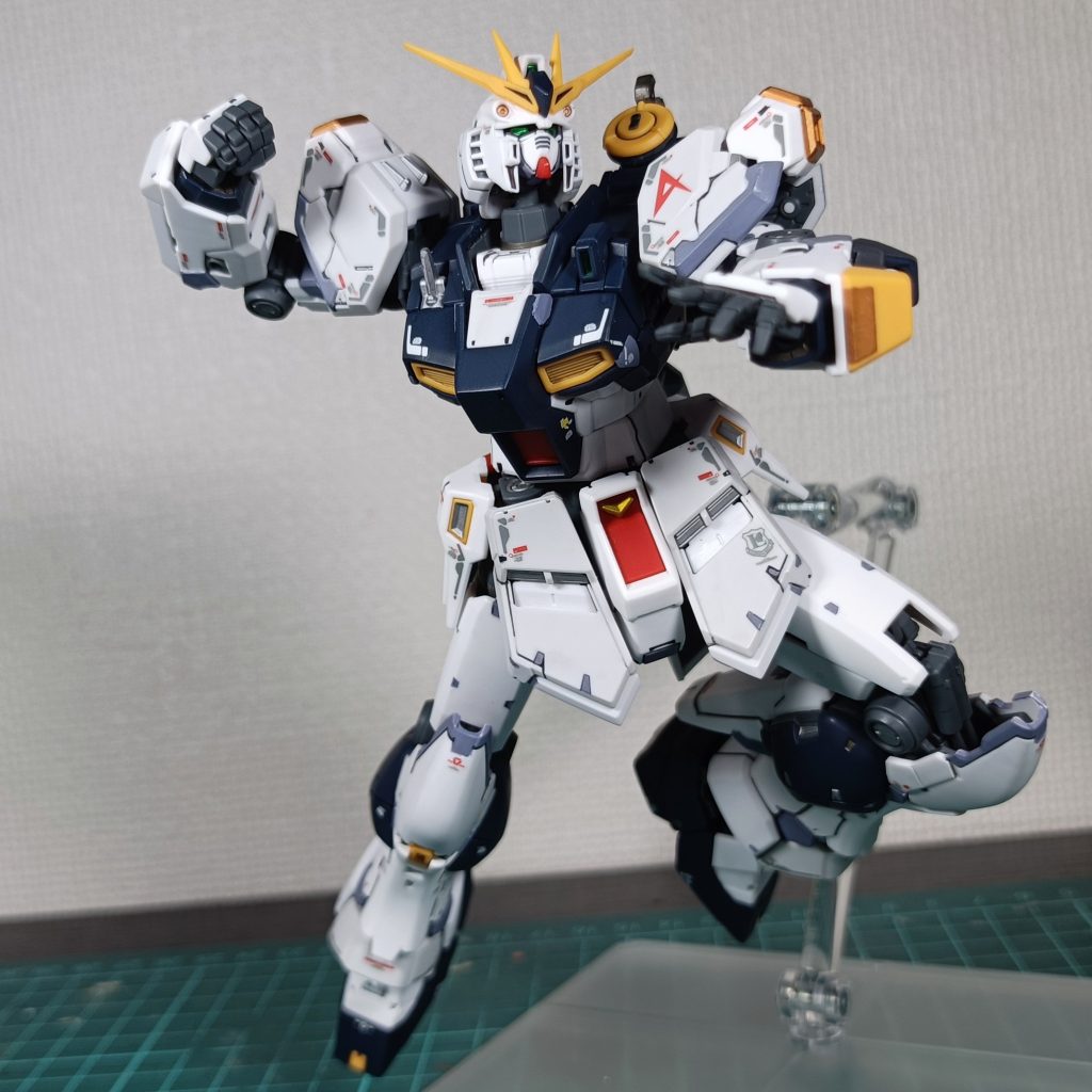 ということで、RGνガンダム成型色仕上げでした。やっぱりνガンダムカッコよすぎるなと、改めて惚れ惚れしながらの楽しい製作になりました。最後までご覧頂きありがとうございます。また次回も頑張ります(gandam-hand2)