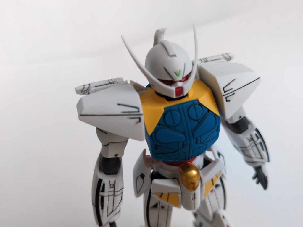 コックピットや∀など一部塗装、あとはシールと墨入れ。エナメルでやったので割れないように気をつけてたら、全然関係ない頭のチョンマゲ的なところが折れるというよくわからない悲劇に見舞われてました。しかしまあ、白い黒の墨入れはちょっと強すぎるなぁ。今度はグレーでやりましょ