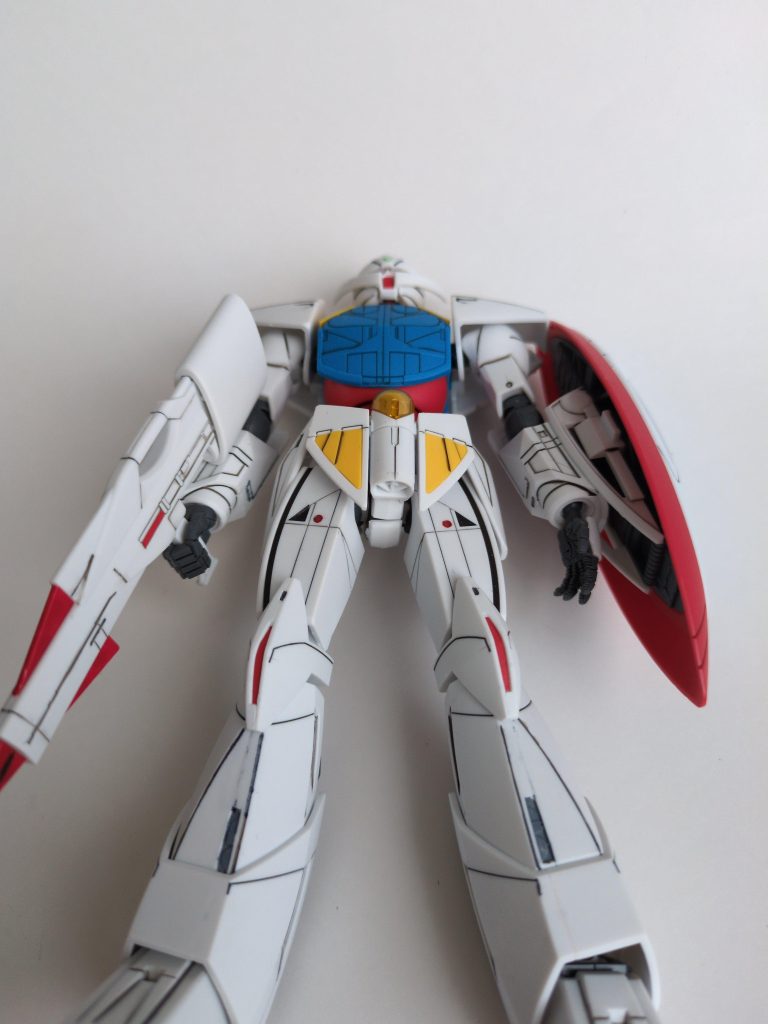 ミリシャ（地球人）目線。ターンエーって下からあおるのもカッコいい。モビルスーツがない時代の地球が舞台だから、地球人目線（見上げる目線）で見てインパクトとかカッコ良さを感じられるようにデザインされてるのかなぁと勝手に妄想。おヒゲばかりに目が行きがちだけど、前述の武器構える云々然り、平手が似合う然り、そういう細かいところのデザインも、ターンエーをある種異質なガンダムにしている理由なのかも。