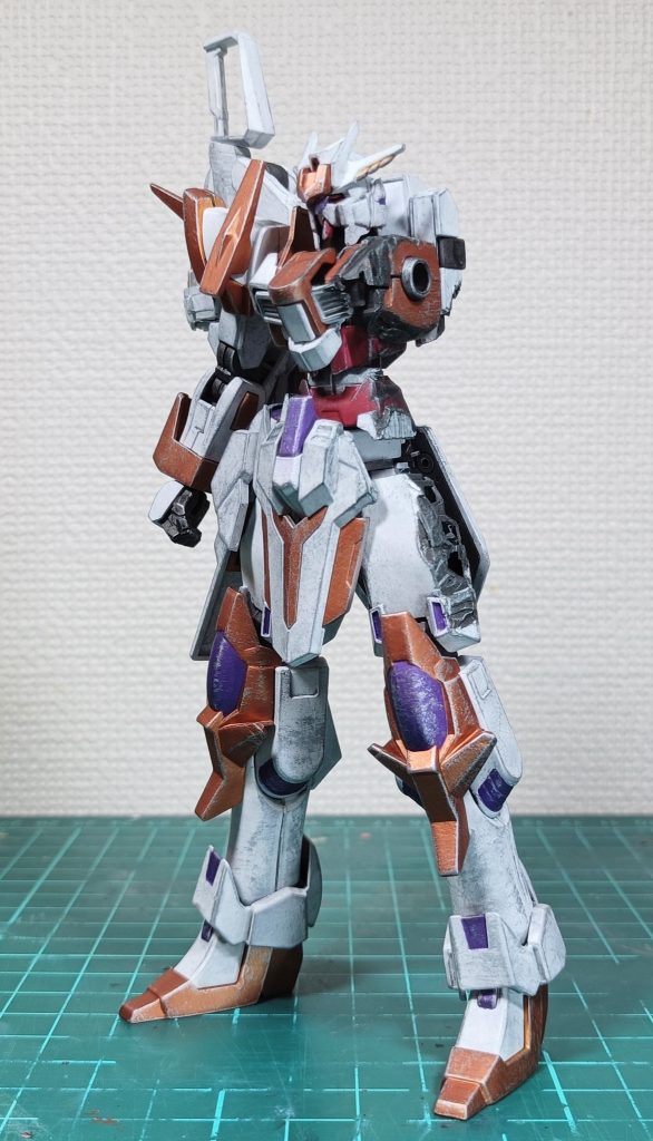 ジュリアンが駆るM91との戦闘の最後、左半身を貫かれたシュバルツリッターの姿になるべく寄せました。完全な損傷再現は無理ですぅ…(gundam-kao5)