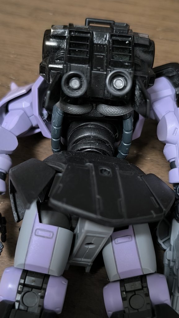 主に軍警ザクの上半身にドム試作実験機の下半身、バックパックはHGUC高機動型ザク（ジョニー・ライデン仕様）よものをミキシングしました。