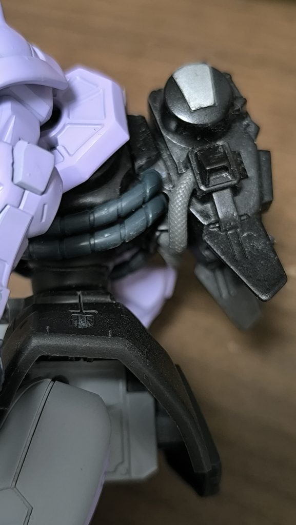 バックパックはただ取り付けただけでなく、ピンバイスで穴を開けて市販のパイプを通しました。