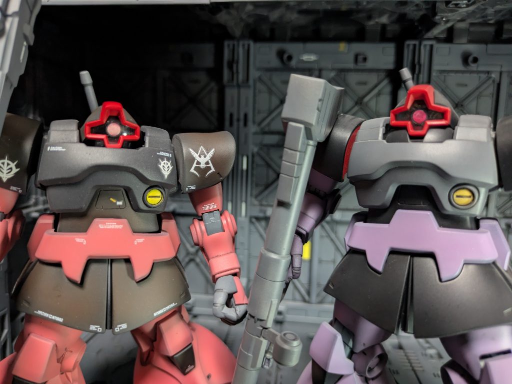 首位置を改修して短めにしてみました!ドムらしく体に埋もれた感を強くしました。隣はノーマルのドムと比較用に🙂HGUCドムはホントにプロポーション抜群ですね!