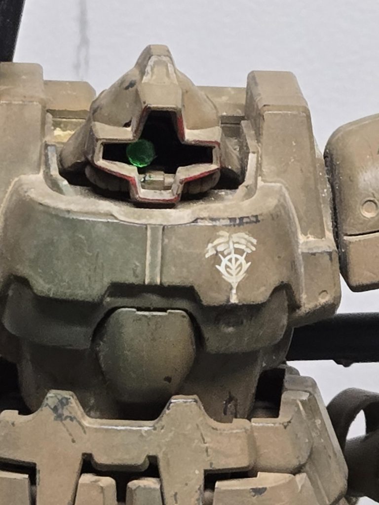 胸のマークはドイツ軍のアフリカ軍団のマークを参考にハーケンクロイツをジオンのマークに置き換えましたジオンのマークに以外は筆でかきました