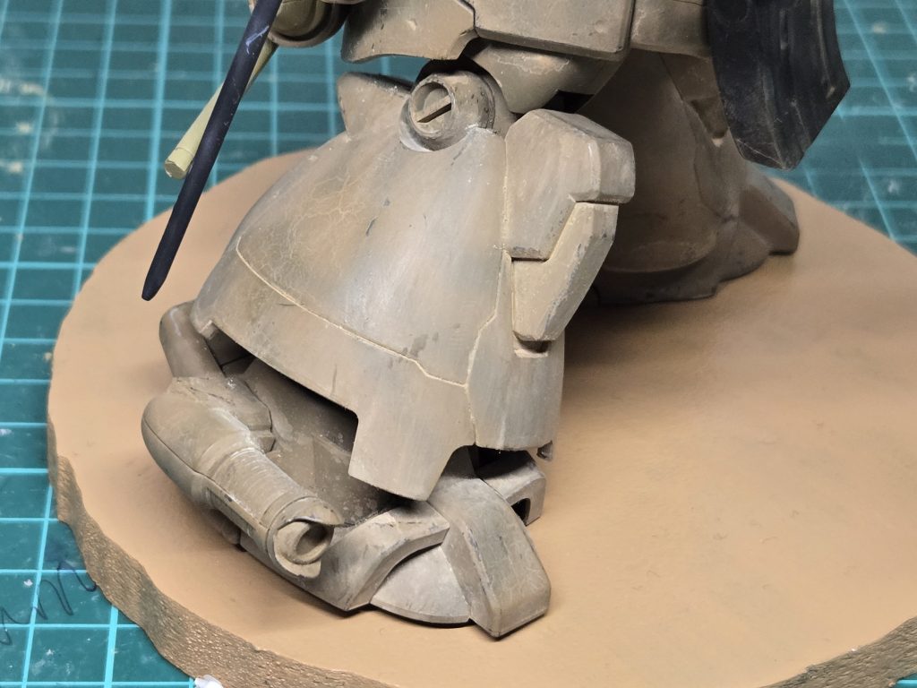 足にうっすらと見える迷彩はドイツ軍のアフリカ軍団で使用されていたトローペン1という迷彩ですお気づきの方もいらっしゃると思いますが同じ名前です