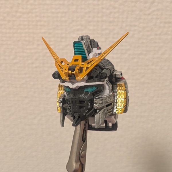 頭部とバックパックのフレーム完成頭部は背面のコードをメタレッドにしました。あとクリアパーツは後をシルバーにして光量を高めたつもりです。バックパックはスラスター内部をガンメタにしてみましたが、全然見えないですね、、、白いパーツは露出するみたいなので、部分塗装とスミ入れしてからつや消ししてます。後ほどようやくフレーム全体を組み上げます。どうなるか楽しみです！（2枚目）