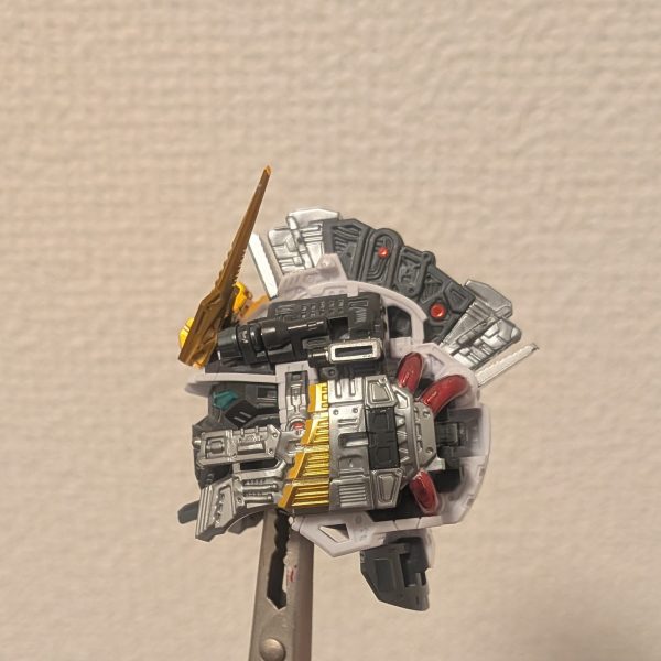 頭部とバックパックのフレーム完成頭部は背面のコードをメタレッドにしました。あとクリアパーツは後をシルバーにして光量を高めたつもりです。バックパックはスラスター内部をガンメタにしてみましたが、全然見えないですね、、、白いパーツは露出するみたいなので、部分塗装とスミ入れしてからつや消ししてます。後ほどようやくフレーム全体を組み上げます。どうなるか楽しみです！（3枚目）