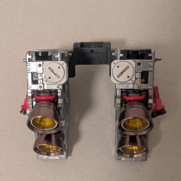 頭部とバックパックのフレーム完成頭部は背面のコードをメタレッドにしました。あとクリアパーツは後をシルバーにして光量を高めたつもりです。バックパックはスラスター内部をガンメタにしてみましたが、全然見えないですね、、、白いパーツは露出するみたいなので、部分塗装とスミ入れしてからつや消ししてます。後ほどようやくフレーム全体を組み上げます。どうなるか楽しみです！（5枚目）