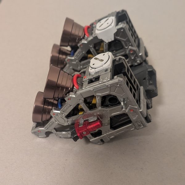 頭部とバックパックのフレーム完成頭部は背面のコードをメタレッドにしました。あとクリアパーツは後をシルバーにして光量を高めたつもりです。バックパックはスラスター内部をガンメタにしてみましたが、全然見えないですね、、、白いパーツは露出するみたいなので、部分塗装とスミ入れしてからつや消ししてます。後ほどようやくフレーム全体を組み上げます。どうなるか楽しみです！（6枚目）
