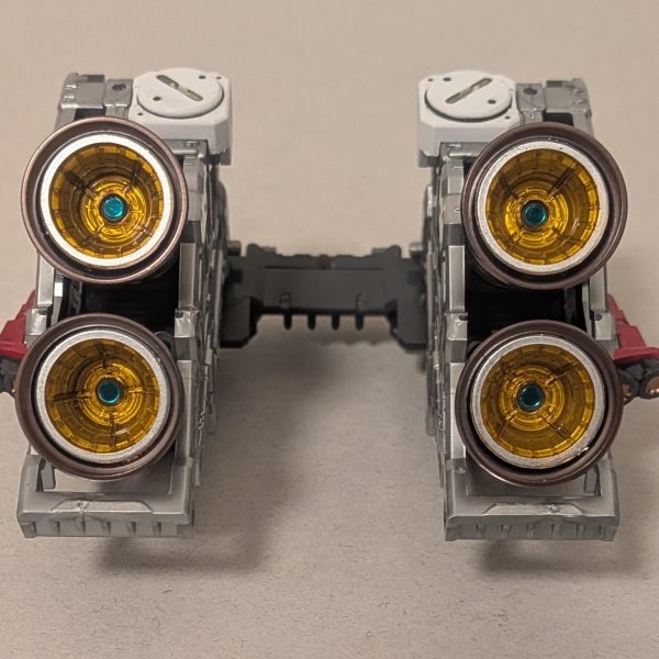 頭部とバックパックのフレーム完成頭部は背面のコードをメタレッドにしました。あとクリアパーツは後をシルバーにして光量を高めたつもりです。バックパックはスラスター内部をガンメタにしてみましたが、全然見えないですね、、、白いパーツは露出するみたいなので、部分塗装とスミ入れしてからつや消ししてます。後ほどようやくフレーム全体を組み上げます。どうなるか楽しみです！（7枚目）
