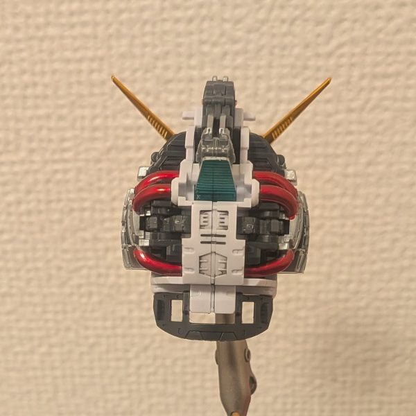 頭部とバックパックのフレーム完成頭部は背面のコードをメタレッドにしました。あとクリアパーツは後をシルバーにして光量を高めたつもりです。バックパックはスラスター内部をガンメタにしてみましたが、全然見えないですね、、、白いパーツは露出するみたいなので、部分塗装とスミ入れしてからつや消ししてます。後ほどようやくフレーム全体を組み上げます。どうなるか楽しみです！（4枚目）