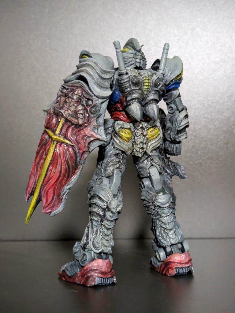 以前作ったグフと同じようなコンセプトです。元のシルエットを保ちつつ有機的な造形にパテ盛りし、騎士のレリーフをシールドの十字に見立てることを初めに思いついたので全体的に西洋甲冑っぽいイメージも取り入れました。