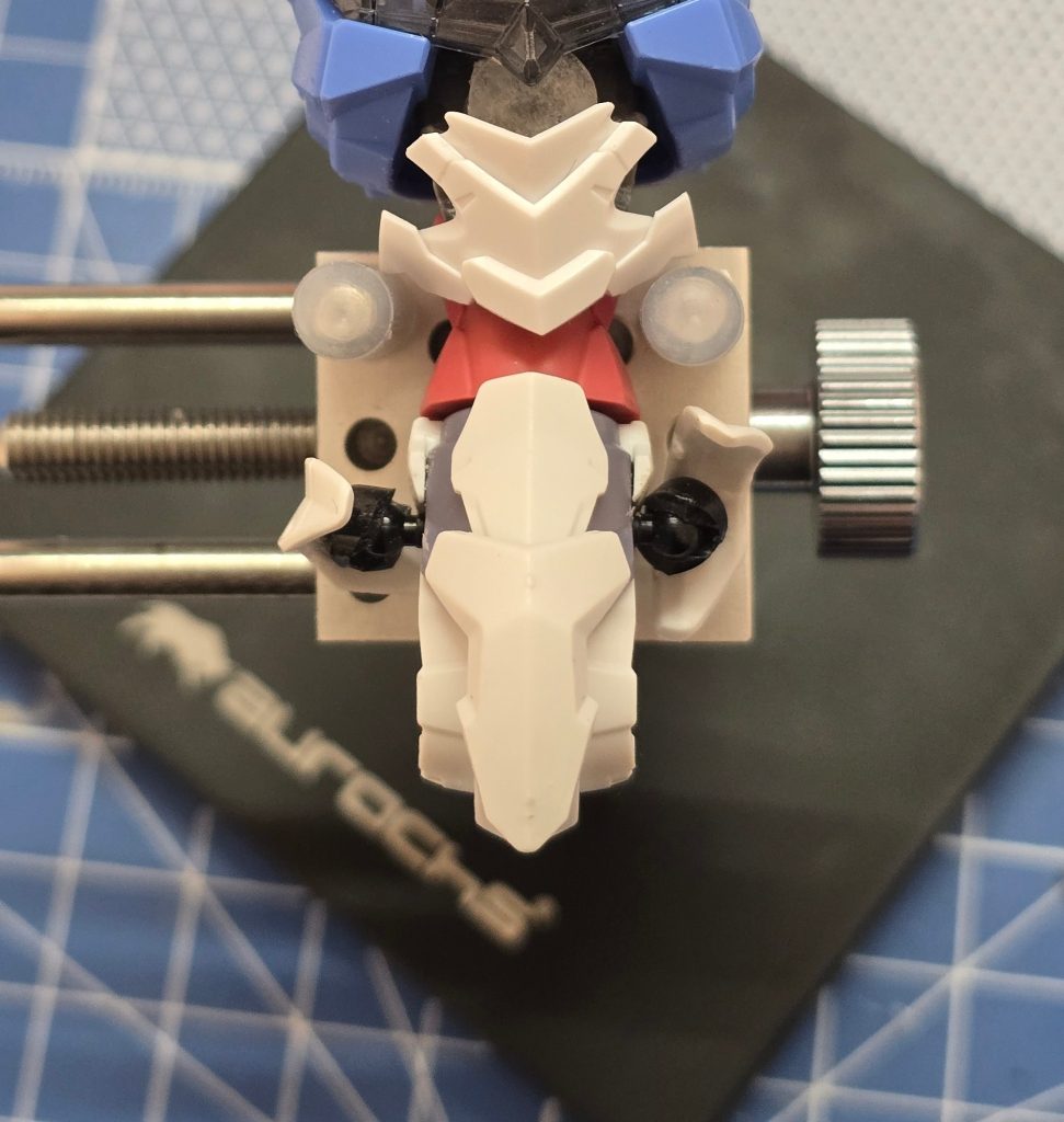 足の可動域を確保するためにルブリスの腰装甲をカットして、ボールジョイント接続にしています