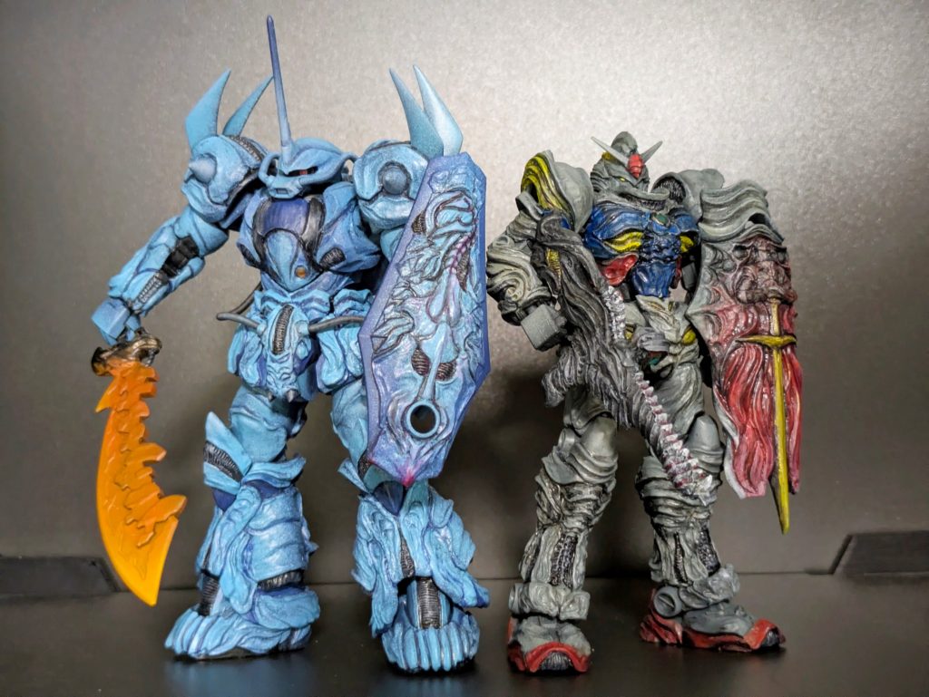VSグフ可動域は狭まっているもののそこそこ動かせます。同じ世界線の機体として作りましたが、こう並べてみるとグフの方がシンプルにまとめられている感じがしますね。このくらいゴチャゴチャさせるならもっと研磨を頑張らんきゃとも思いました。
