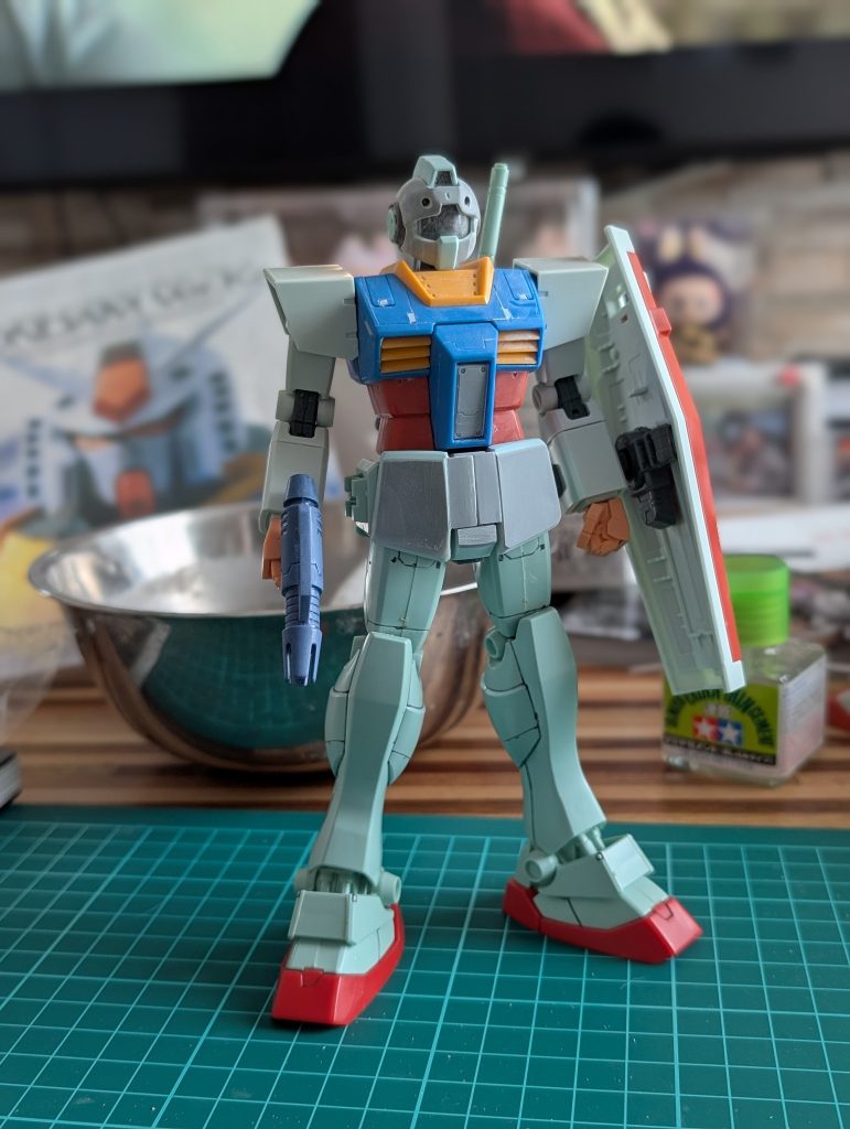 頭部は細すぎるのでプラ板やパテで丸みを帯びたデザインに変更しています。2.0になると丸すぎると感じるので難しいところですね。